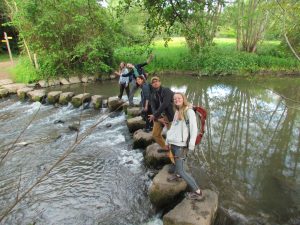 Traversée de rivière à Saulges. Photo de Mika